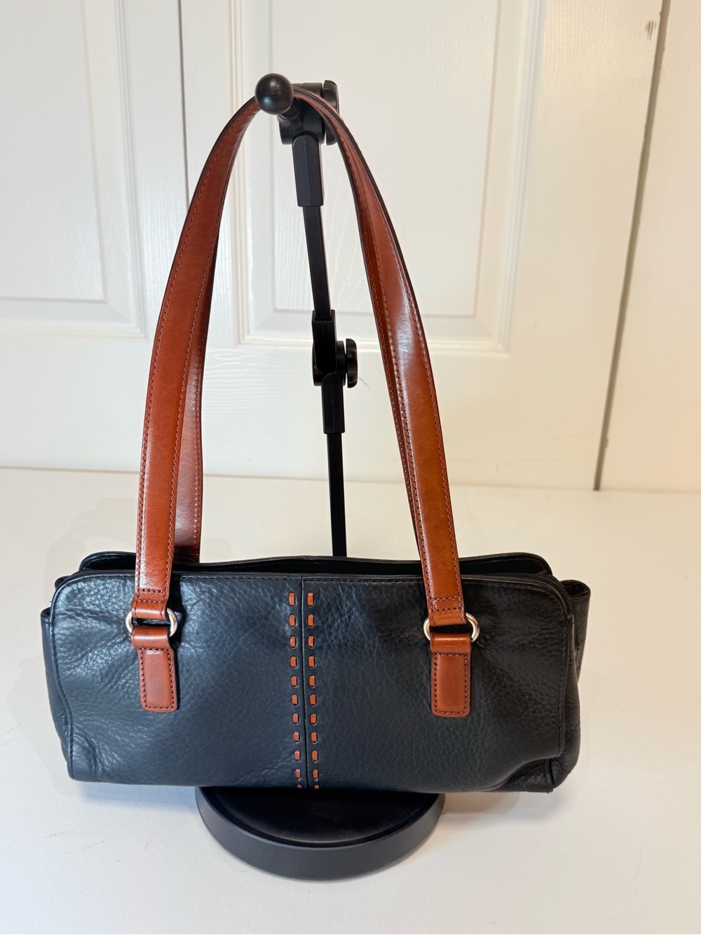Vintage Fossil Black Leather Shoulder Bag with Brown Contrast Details